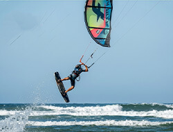 Kitesurf en la playa de Carilo